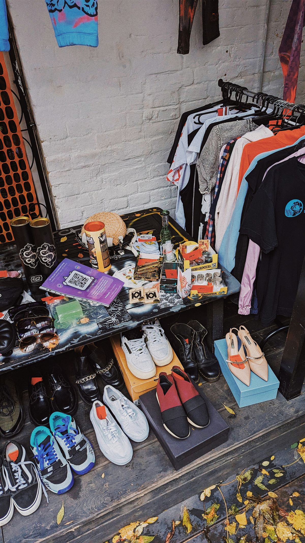 Kleidung und Schuhe auf einem Flohmarktstand